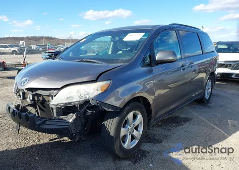 2015 Toyota Sienna Le 8 Passenger z USA, uszkodzony, nr VIN 5TDKK3DC0FS672722